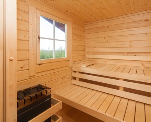 Innenansicht der Sauna im Garten