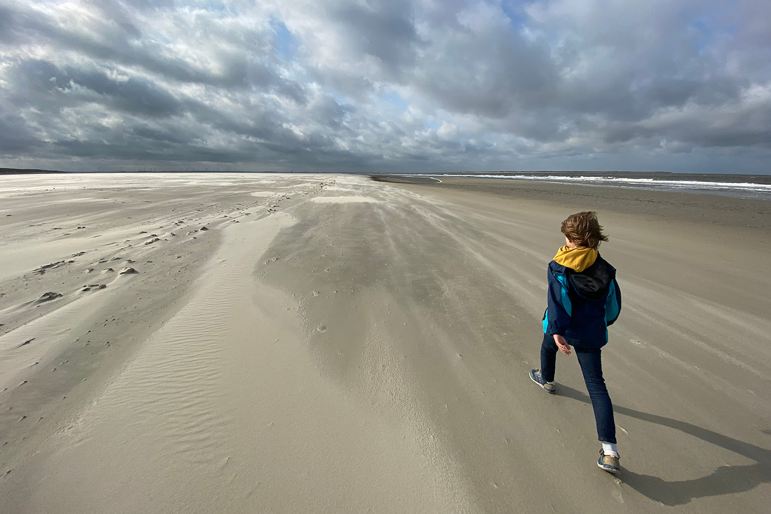 Foto Kind geht am Strand