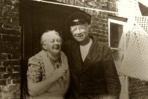 Glückliche Vorbesitzer vorm Silberhof Pellworm Foto glückliche Vorbesitzer vorm Silberhof Pellworm